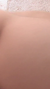Japanese Babes Scene 2 - Dość cycata Japonka masturbuje się najpierw i kończy się jej owłosionej cipki wytryski