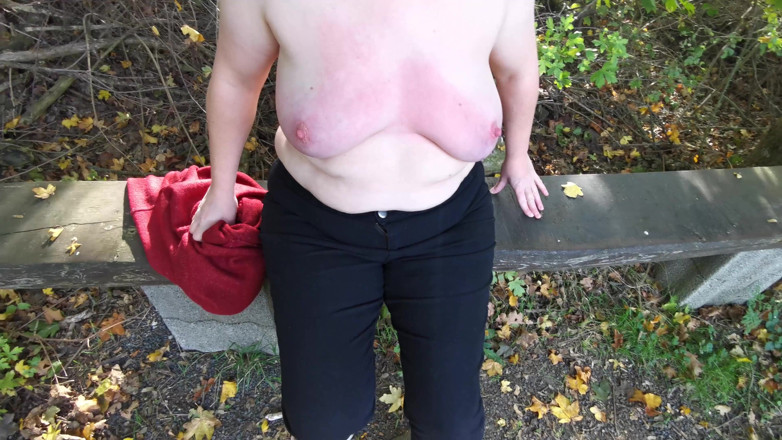 Bouncy Tits Action: Barefeet Titslapping and Hard Vagina Spanking