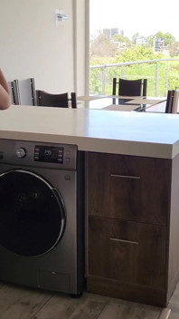 La sexy Laura se folla a los empleados de su padre en diferentes lugares( comp