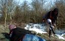 German Amateur: Милфа-брюнетка трахается рядом с шоссе