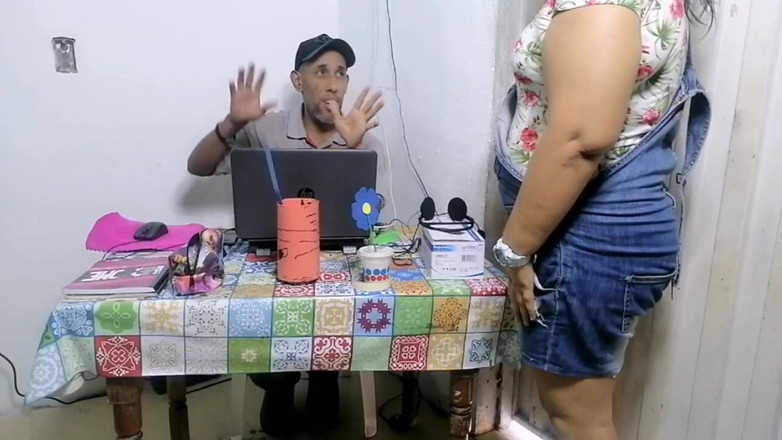 Adribella69: Služka pracuje tím, že se pohybuje svým velkým zadkem, zatímco se...