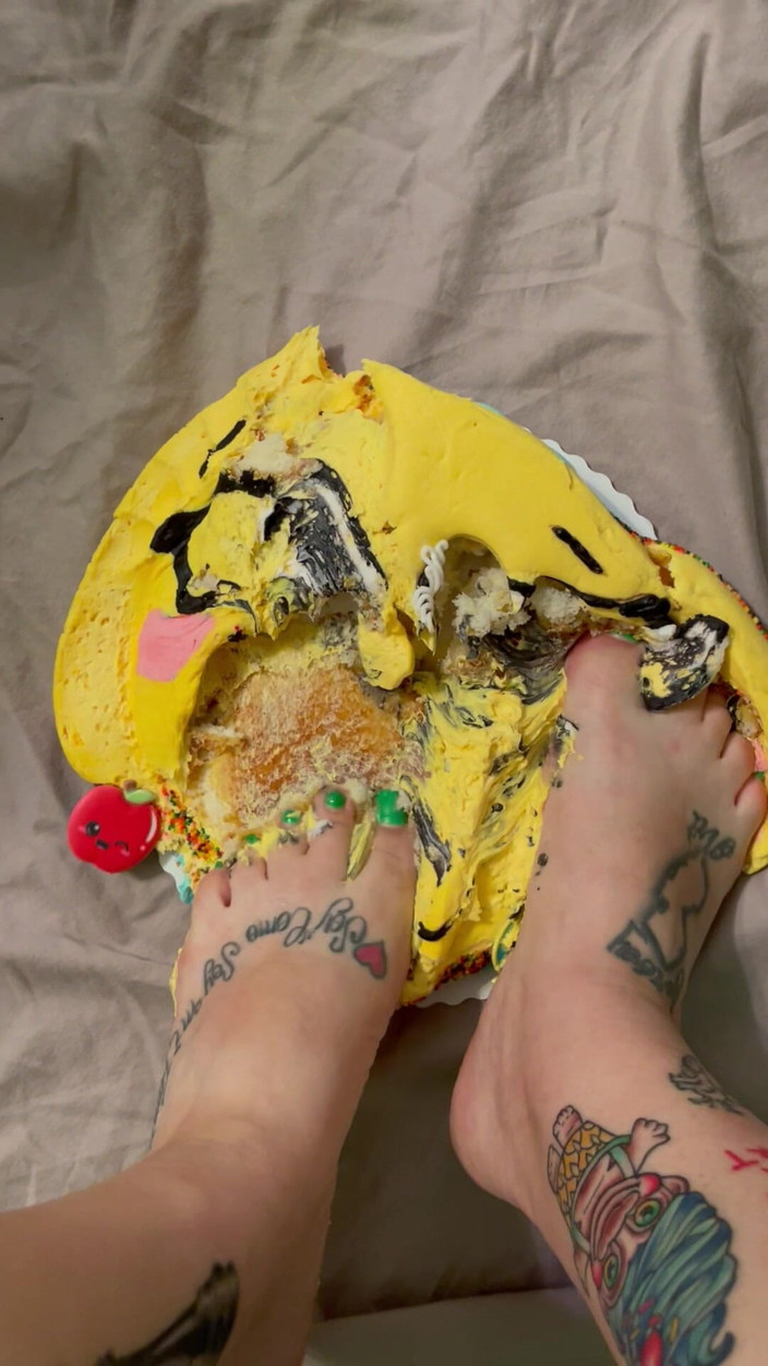 CherryBombBomb: Rompiendo pastel con mis lindos pies