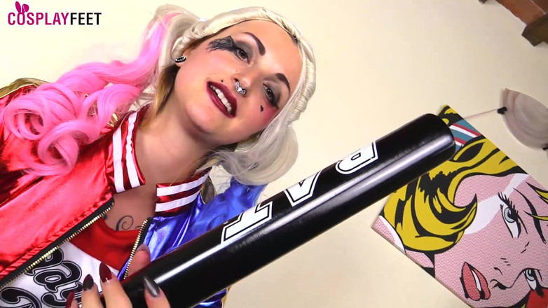 Feet & Cosplay: Medusa si cewek hot rambut pirang dengan kostum cosplay harley...