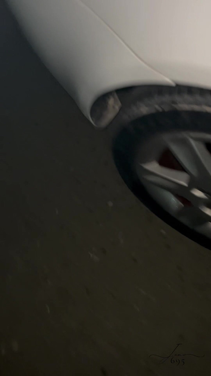 June695: Sokakta Altın Duş