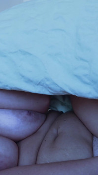 배다른아빠 앞에서 섹스하는 자이언트 새엄마