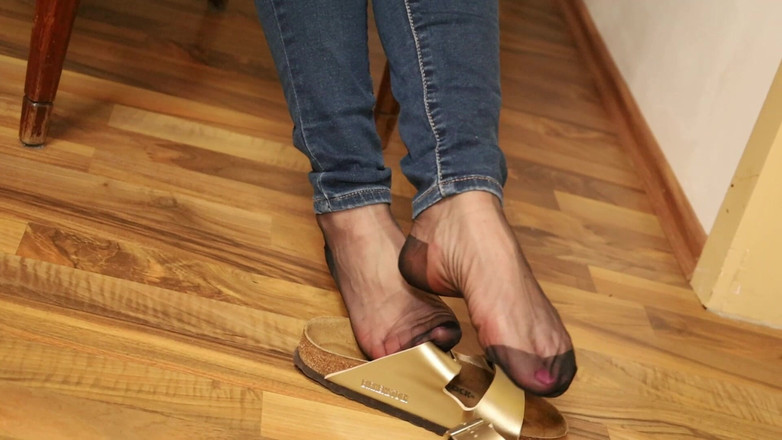 KimisWorld: Nylons &amp; Tight Jeans - Dangling in Classic Sandals