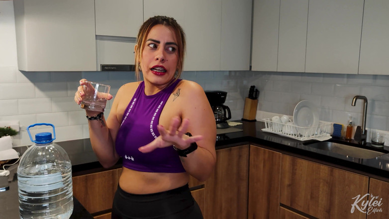 Kylei Ellish: 巨乳ラテン系アメリカ人がトレーニングに行く前にワイルドでハードコアなレズビアン3Pを楽しむ!