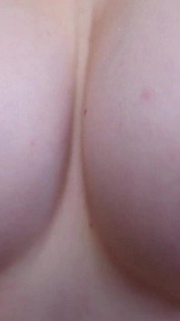 貧乳と乳首が遊ぶ