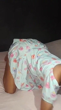 Pequeña hijastra con coño peludo y culo caliente