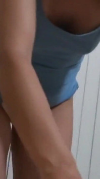 Mijn vriendin neemt mijn vrouw op terwijl ze na het strand rust