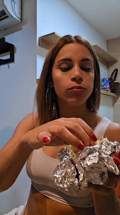 Young big apple: Coppia Amatoriale Che Mangia E Beve Durante La Diretta Streaming