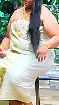 Revelando em corpo sexy ao ar livre, Mallu MILF em pano de lombo tradicional e corpete, mostrando sua bunda grande e peitos