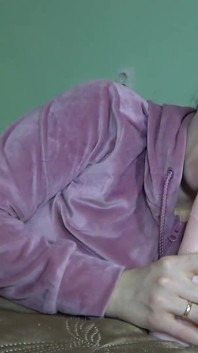 Velour takım elbiseli ateşli orta yaşlı seksi kadın sakso çekiyor