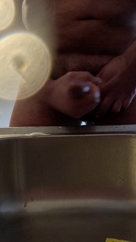 Lavando pratos com xixi e porra