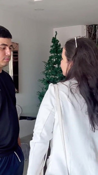 Una persona sexy del settore immobiliare visita casa mia e io la scopo