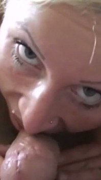 Mogen blond milf tar tjock kuk djupt i röven