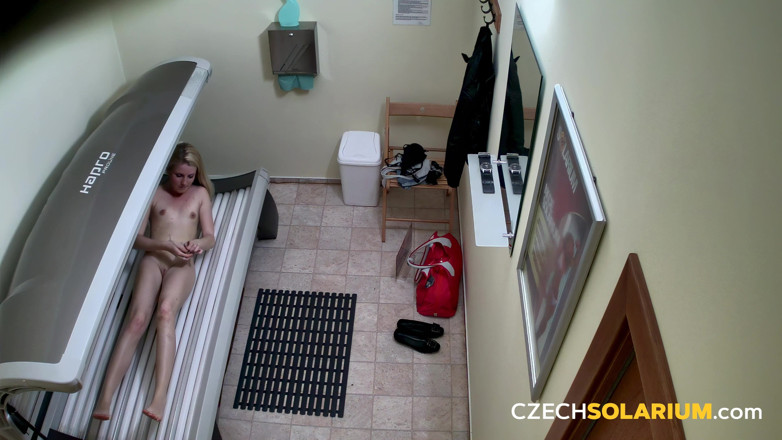Czech Solarium: Tcheca Solarium 180: Loira gata brinca com sua buceta novamente