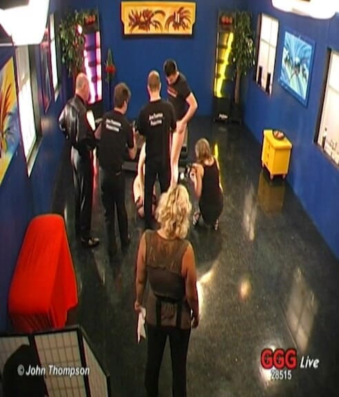 Deutschland Porno X: Blonďatá děvka má tvrdý gangbang s několika muži v živé scéně