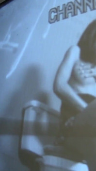 セクシーな幅はgloryholeから巨大なコックに吸い、彼女の猫に触れます