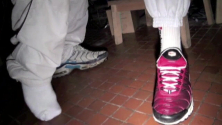 Sneaker gay: Umiliazione con le scarpe da ginnastica