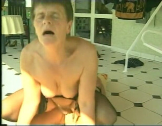 Xfucks: Chlupatá babička je análně vyvrtána