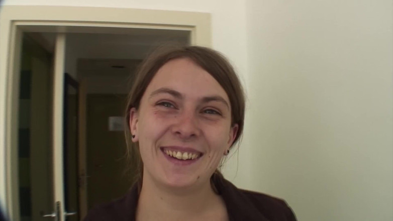 German amateur couples: Сексуально выглядящая крошка из Германии ублажает член в видео от первого лица