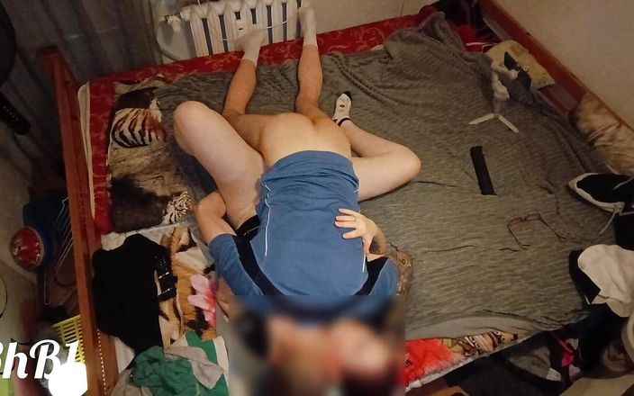 Redhead Bunny: Çoraplı kızıl saçlı kız bacakları yukarıyken misyoner pozisyonunda orgazm oluyor