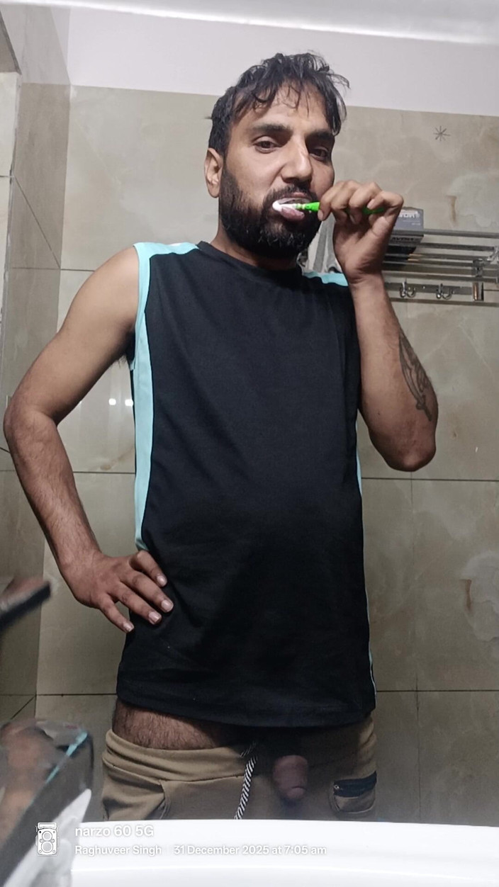 Rajasthani-old-lover: Uomo indiano desi gode la doccia e spettacolo di masturbazione...