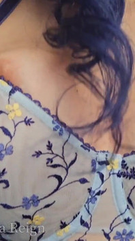 Iubita țâțoasă se fute cu un vibrator de sticlă înainte de a-l întoarce pe tine