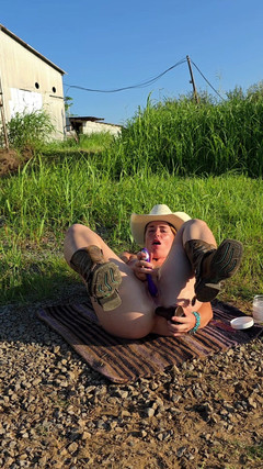 NaughtyRedFarmgirl: Velký zadek zrzka šuká BBC dildo v zadku a kundičce Tvrdě...