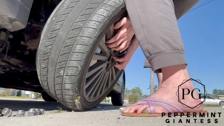 Peppermint Giantess: 67 vysoká amazonská bohyně mění pneumatiku - velké nohy v rámu