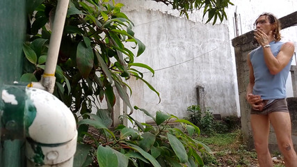 Raba erre elle: 一个奇怪的男人在一个陌生的土地上自慰：raba Erre