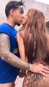 Depois de fazer uma sessão de sexo com esse cara que sabe muito bem como me fazer alcançar o máximo prazer, ele me fez terminar