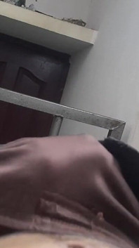 Băiat sexy cu șase pachete care se masturbează în cameră