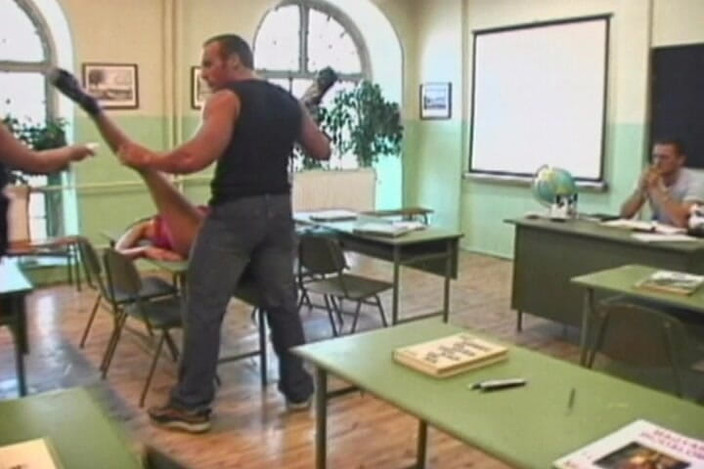 Monde Francais: Blonďatá francouzská děvka dostává ve třídě anál