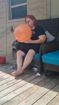 Jururawat kecantikan besar Vicki mempunyai permintaan untuk menghisap belon besar
