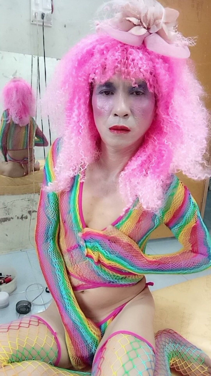 nguyen dang thien tri: Transgender Le draagt sexy kleren en speelt seksbekers