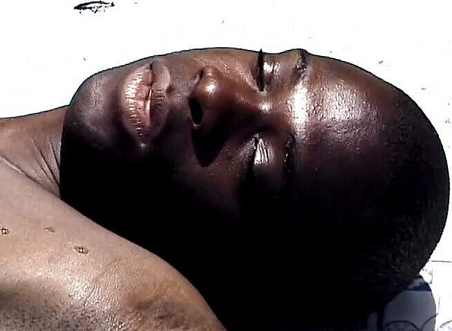 Bareback TV: Ngentot di luar ruangan dengan dua pejantan hitam