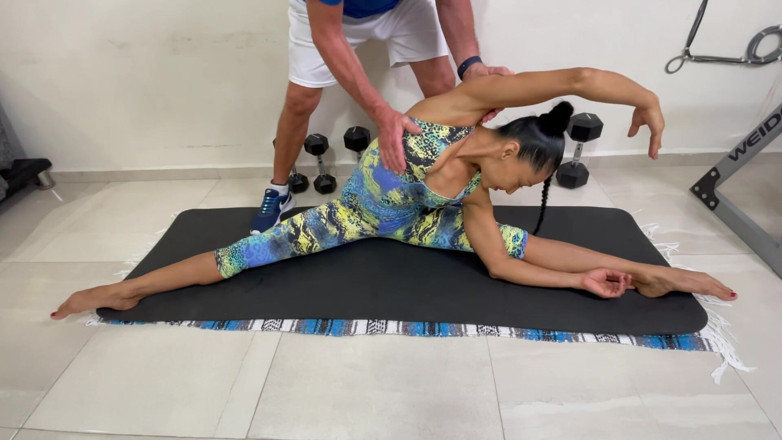 Magnita: The yoga lesson takes a horny turn