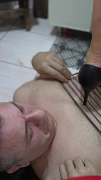 Plancha con tacones en el baño