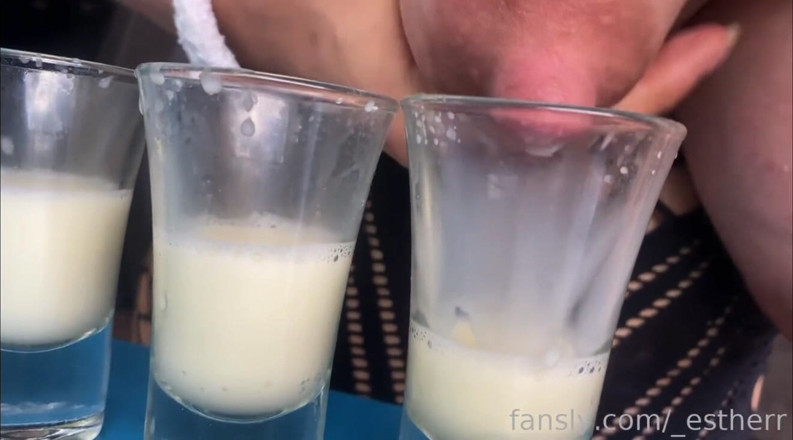 Esther Mommy: Riempio tre occhiali con latte materno fresco dal mio seno...