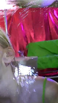Si blonde comel dengan tubuh yang sempurna dan tetek minum kencing dalam gangbang bukkake ggg John Thompson