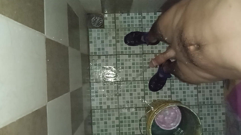 Cute boy jerks off: Guy Takes Pleasure in the Bath for His Wife to...