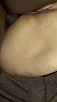 Une femme blanche à gros cul juteux se fait baiser la chatte en gros plan et recouvrir de sperme laiteux d’homme noir