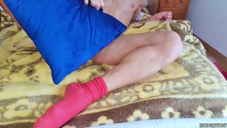 Hotsportfitboy: Sexy muž skáče polštář a stříká s jeho pulzujícím zadkem