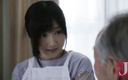 Asian happy ending: Tatlı Japon ev hizmetçisi yaşlı adamın yarağını emiyor