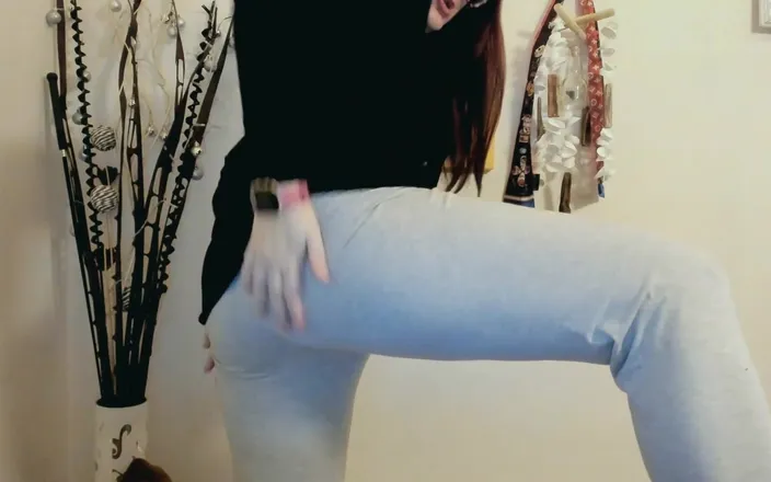 Nicoletta Embassi: Italian Girl Farts Under Her Gym Pants