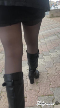 Mini Jupe En Cuir Sans Culotte Et Exhibition En Public