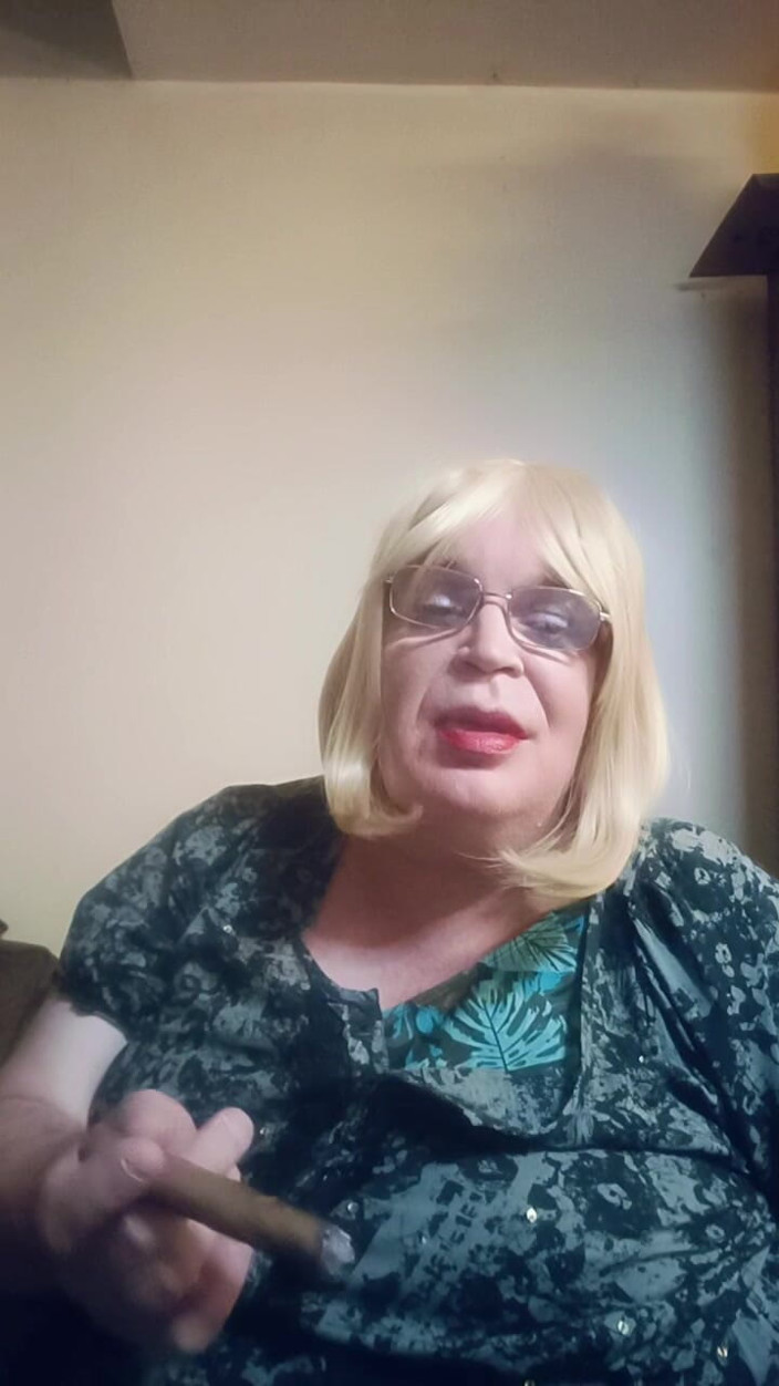 Stephanie-Nicole-TV: Settembre 2026 Vlog - Masticare il grasso mentre fuma un sigaro