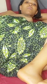 La nonna africana si masturba la sua figa perfetta